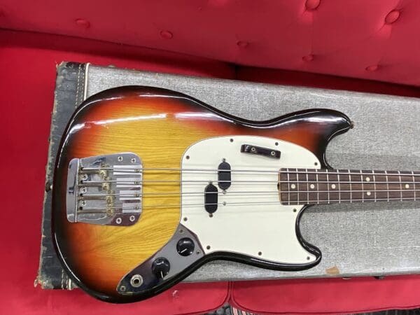 Fender Mustang Bass 1970 - 3-Color Sunburst with Original Case