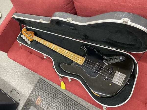 Fender 1978 Jazz Bass - Black with Maple Neck