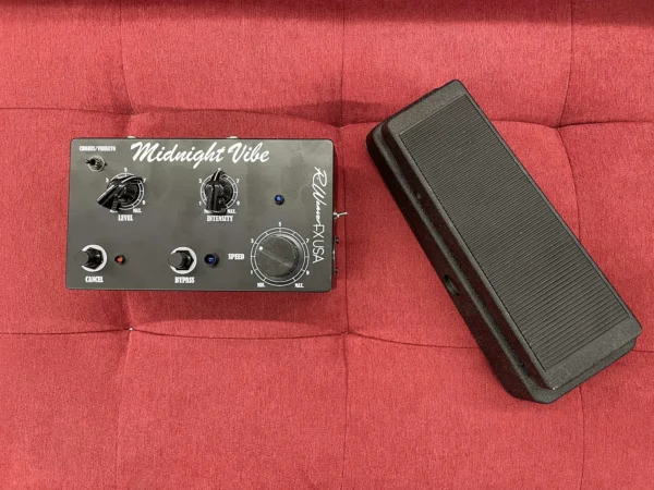 R Weaver FX Midnight Vibe W/ Expression Pedal - Black