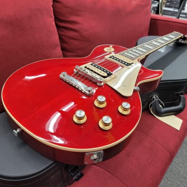 Gibson Les Paul Classic 2022 with Case - Translucent Cherry - Image 5