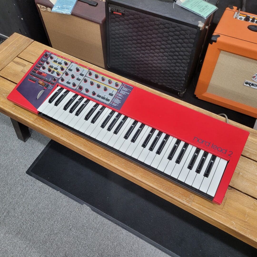 Nord Lead 2X シンセサイザー 49鍵 Nord Lead 2 49-Key 12-Voice Polyphonic Synthesizer - Red - Victor Litz